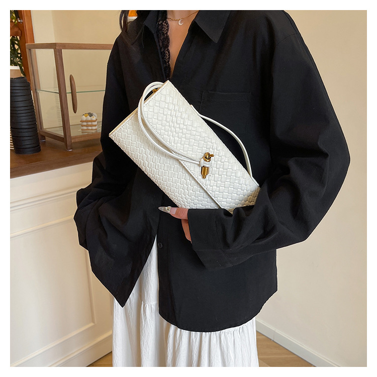 A new cross-border woven pattern single-shoulder crossbody bag with a retro texture, a hand-held baguette bag, and a versatile and elegant evening clutch pic 37