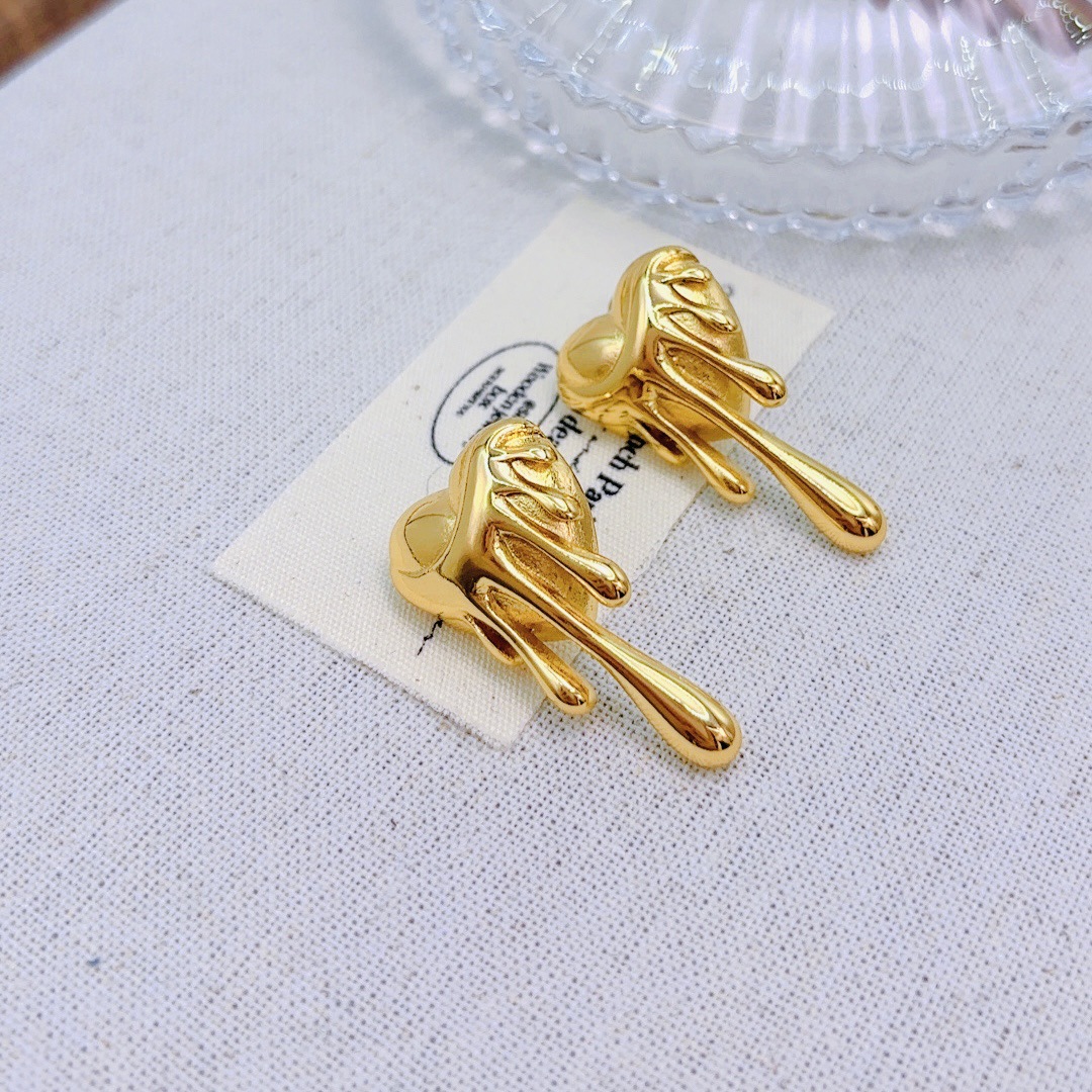 2024 Cross-border bestsellers: Fashionable and versatile, light luxury style, heart-shaped stud earrings, high-end ins style, internet-famous style, elegant pic 2