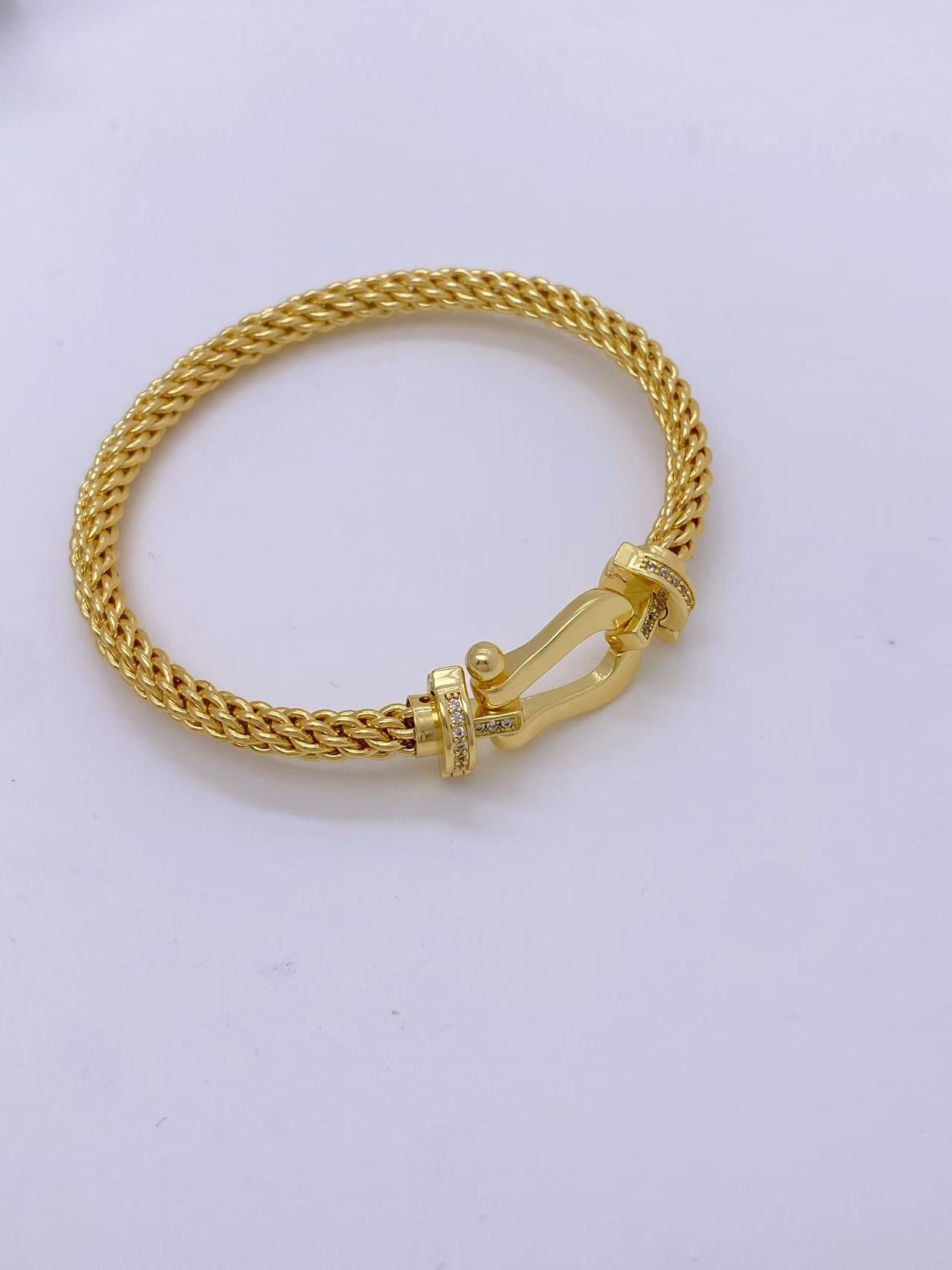 This 18K gold couple bracelet features a versatile horseshoe buckle and diamond inlay, exuding a sense of high-end European and American fashion pic 4