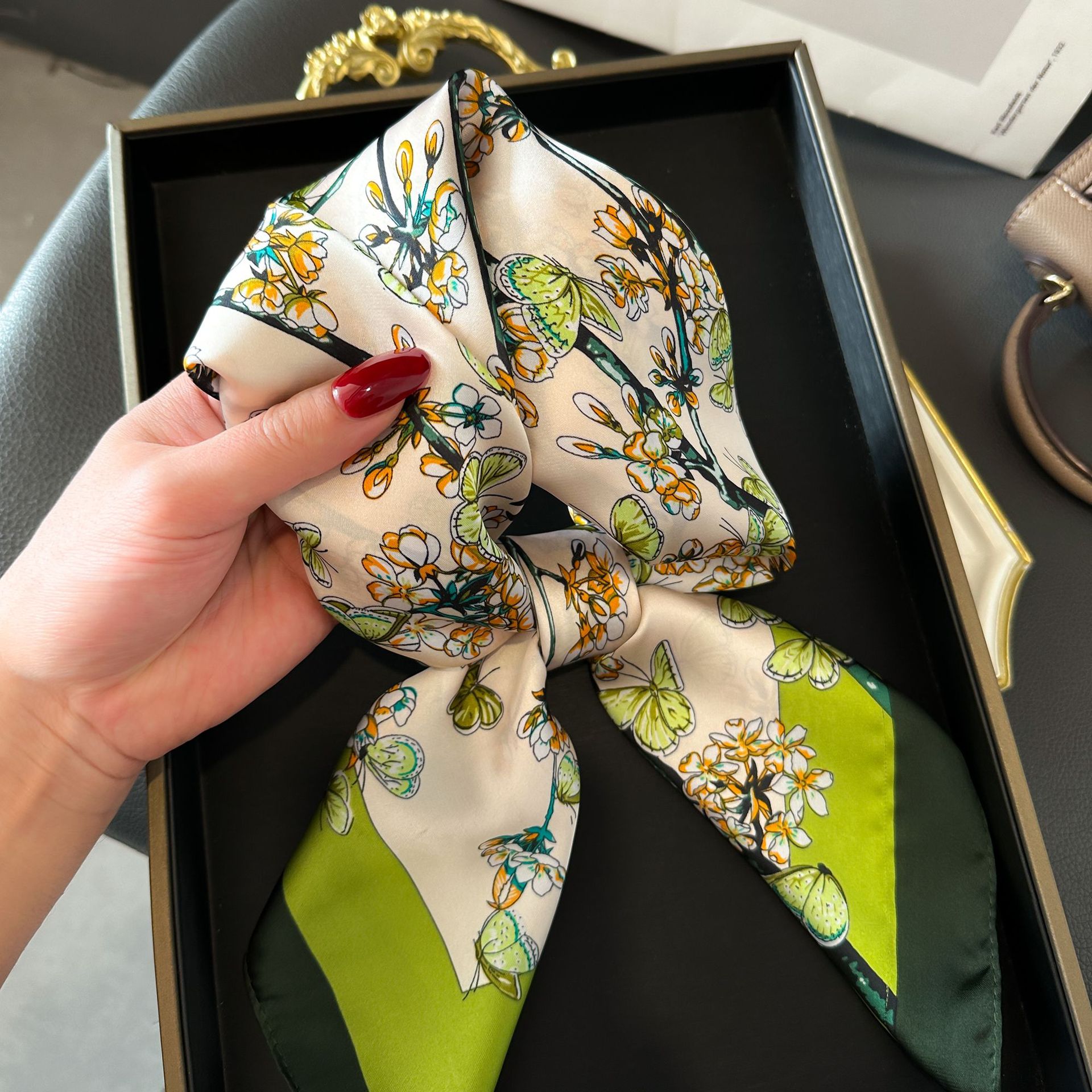 新款丝巾女时尚百搭高级感小方巾韩版护颈领巾春秋复古围巾绑包详情3