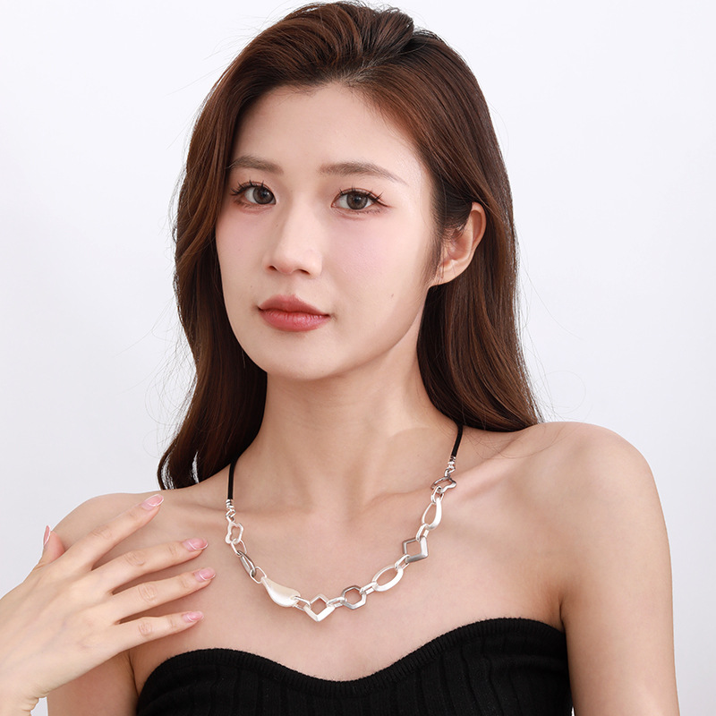 短项链跨境新款设计感小众简约时尚高级不规则几何合金女锁骨链详情5