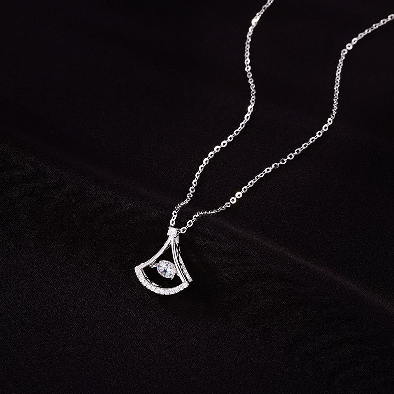 The S925 all-silver small cluster necklace design is a versatile birthday gift necklace with a light luxury style and a short design pic 6