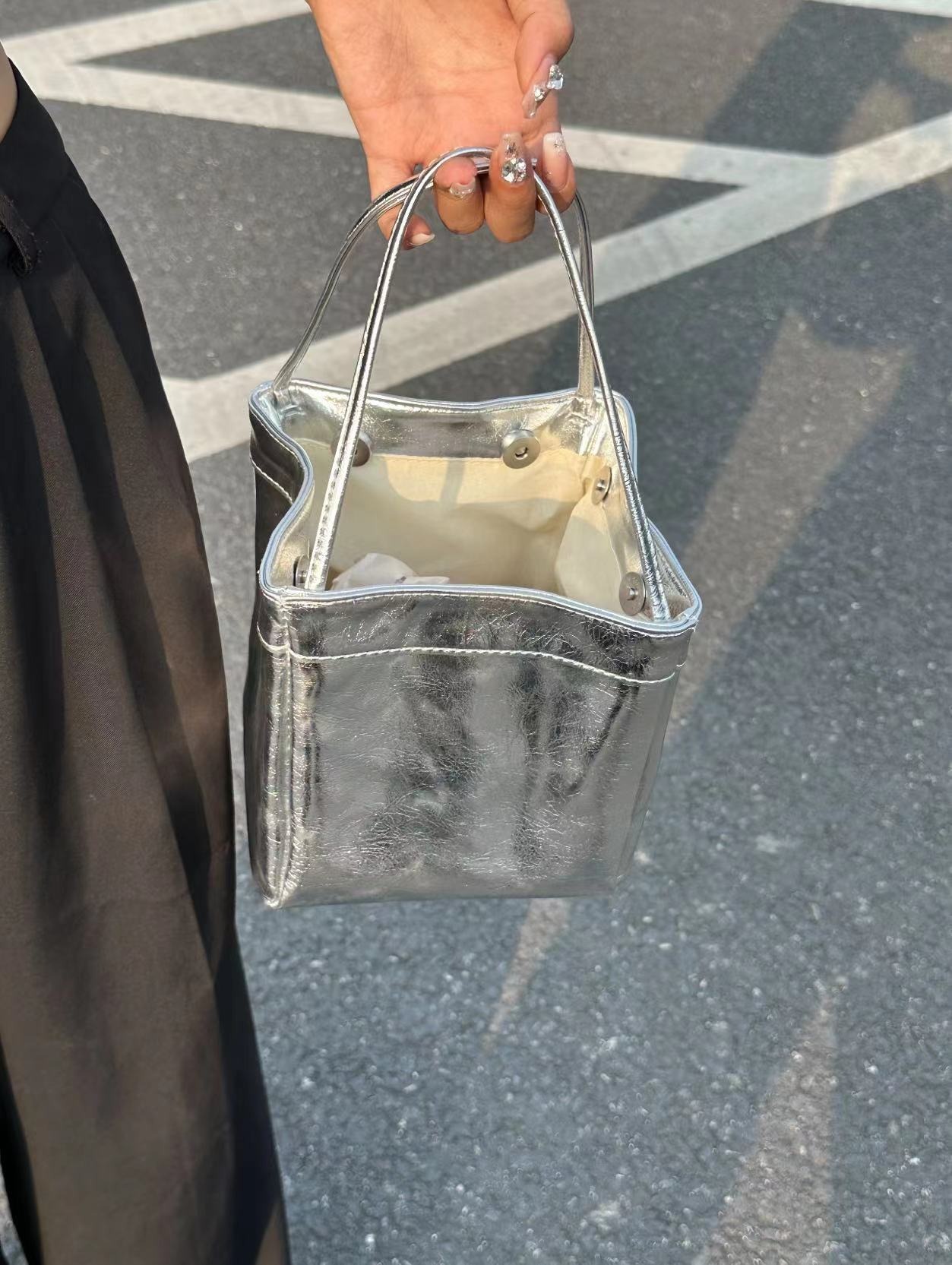 The new high-end mirror-like texture bucket bag is fashionable, versatile and trendy. The shell luster dopamine is paired with a handbag pic 4