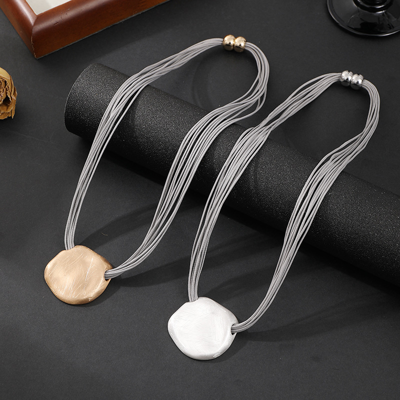 亚马逊跨境专供女士新款短项链圆形吊坠不规则皮绳拉丝设计锁骨链详情12