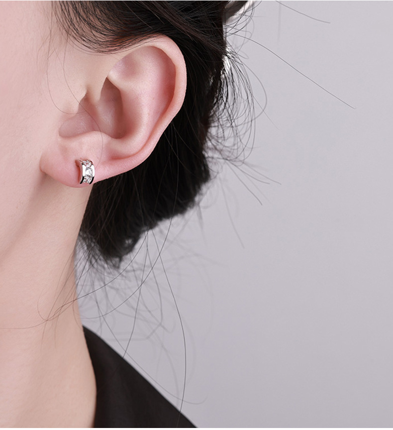 Zhuoheng Select s925 sterling silver European and American original simple, niche and high-end earrings, ins style American hip-hop ear bone studs pic 3