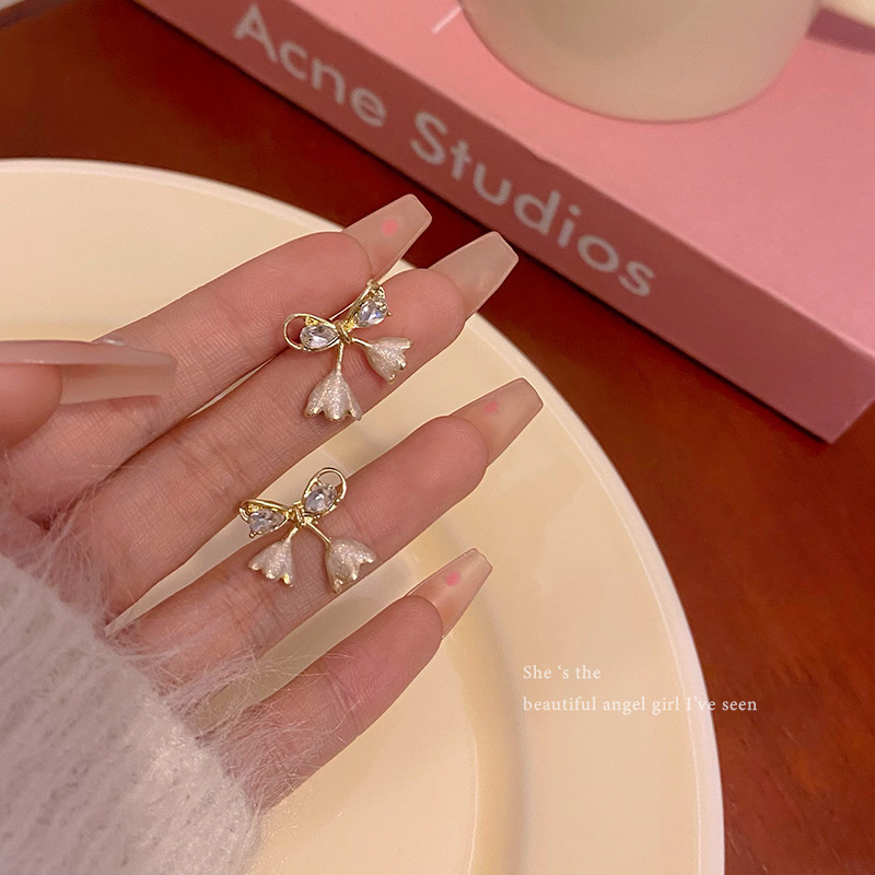 Spring/Summer 2025 fresh and elegant flower earrings for women, a light luxury and high-end look, pearl stud earrings, super fairy-like, versatile and elegant earrings pic 65