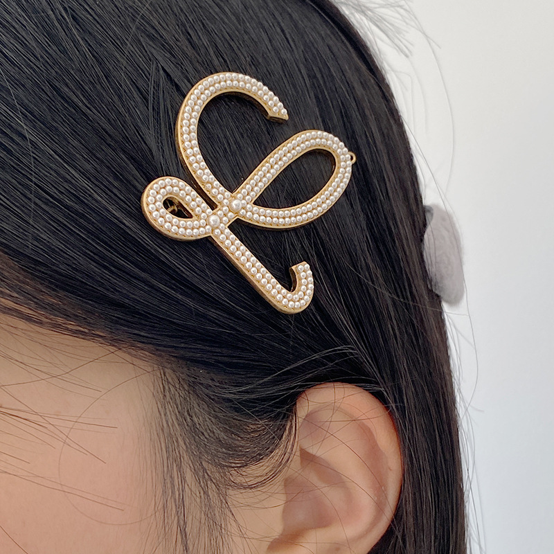 罗家小众设计字母发夹几何镂空新款高级感镀金高档镶嵌珍珠发饰女详情2