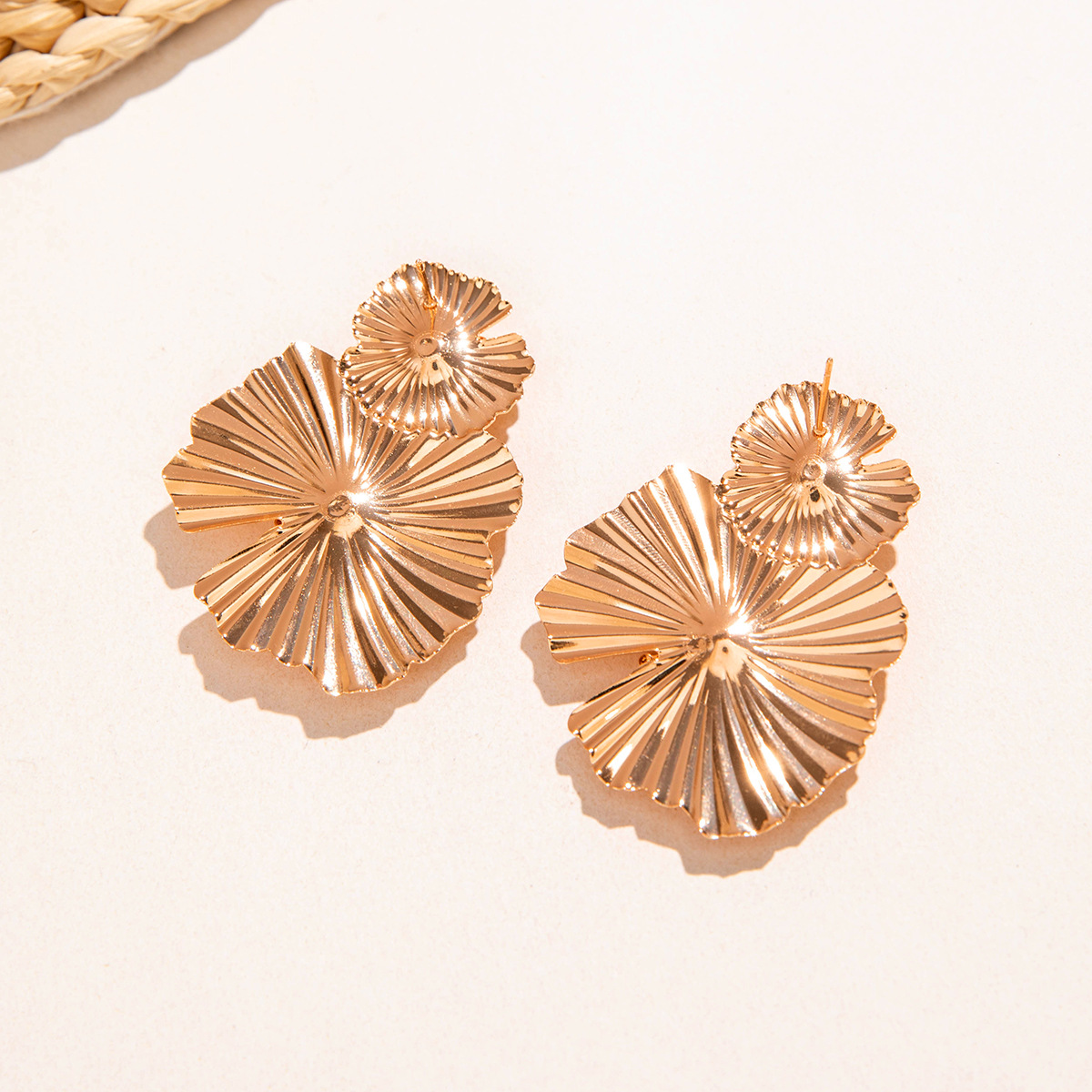 欧美跨境个性金色树叶扇子肌理耳环创意夸张复古花朵重金属风耳钉详情16