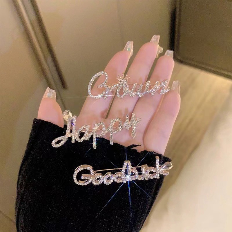 高档气质闪钻英文字母胸针女精致防走光网红胸花ins百搭衣服配饰详情10