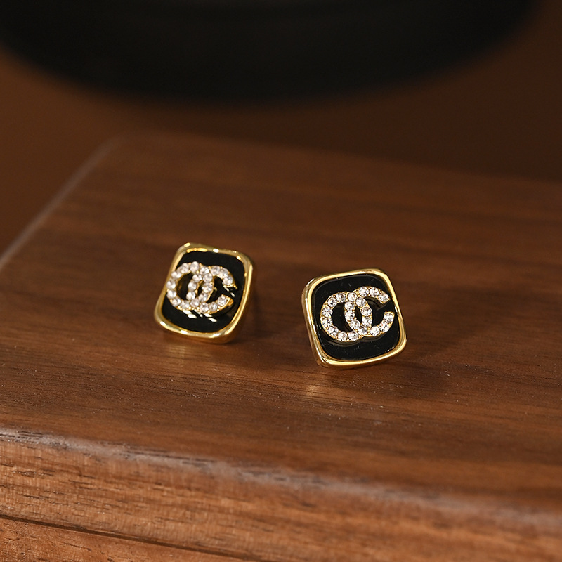 Simple square retro black small chanel-style stud earrings for women with a light luxury and high-end feel, 2024 new style earrings pic 58