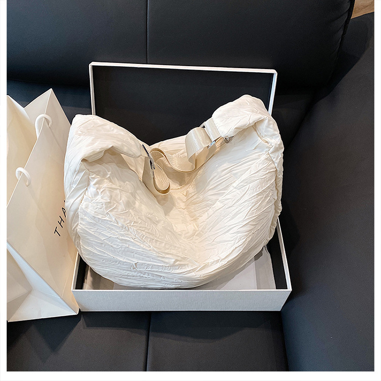 新品褶皱半月包简约时尚斜挎包大容量潮搭单肩包慵懒风都市休闲包详情18