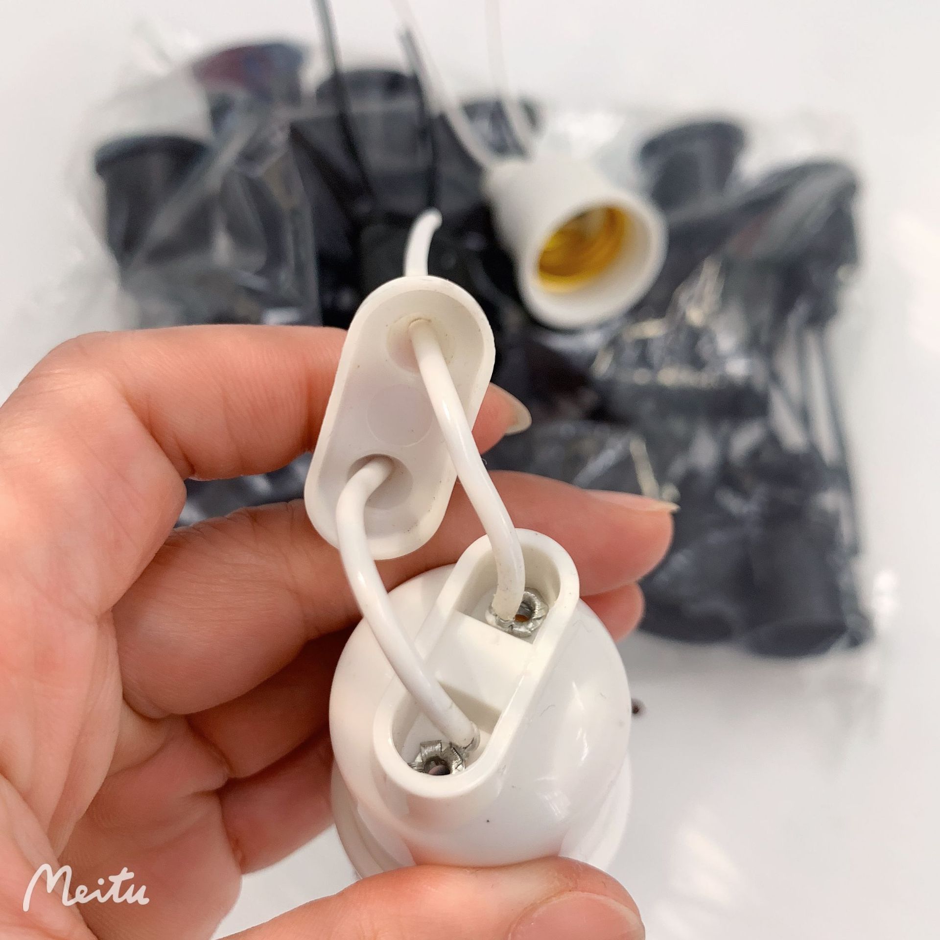 Cross-border supply E27 plastic wire waterproof lamp cap, lamp base, hanging threaded lamp socket, outdoor lantern lamp cap pic 3