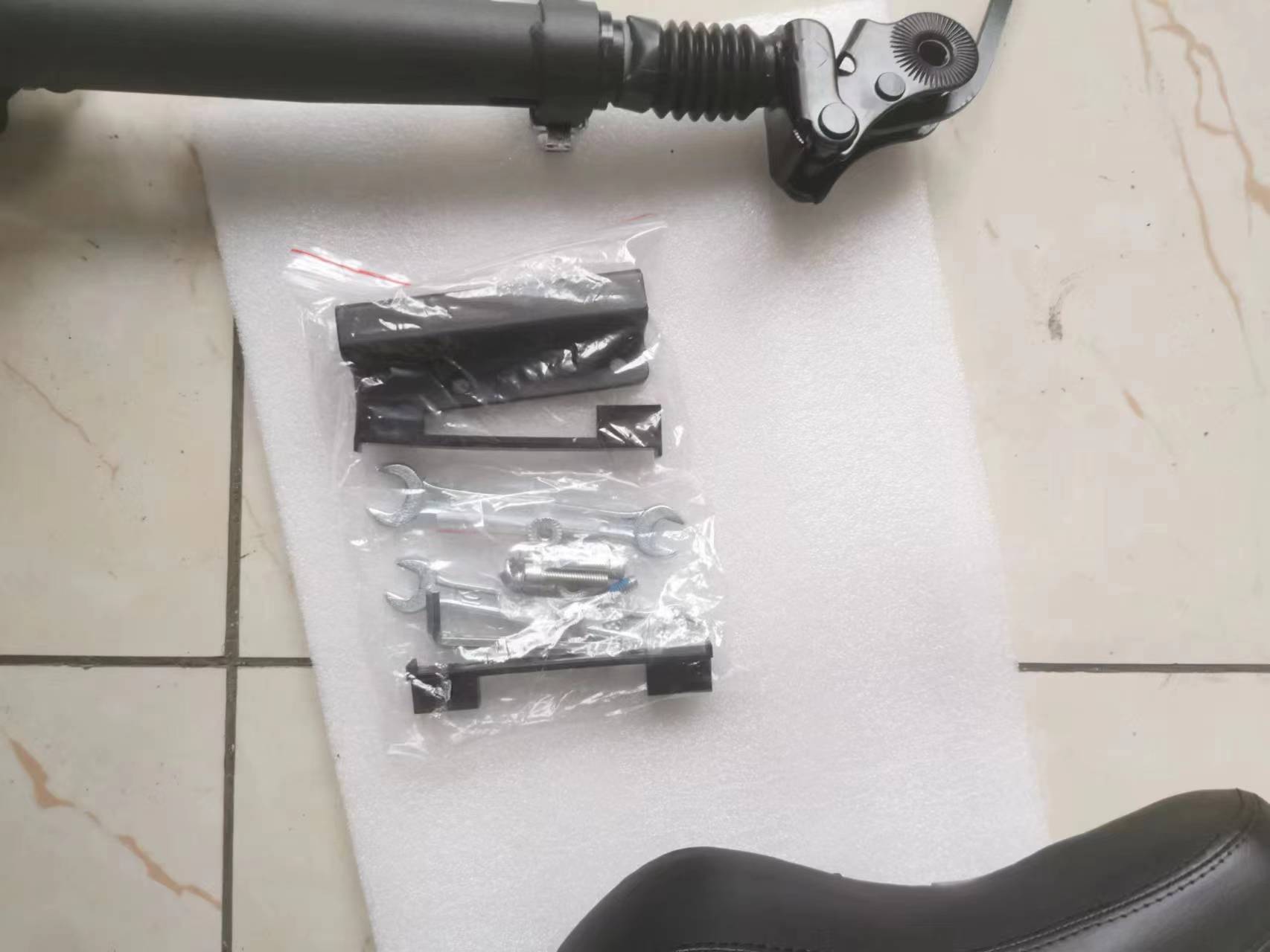 跨境双重减震鞍座零配件通用款快速折叠免打孔小米电动滑板车座椅详情14