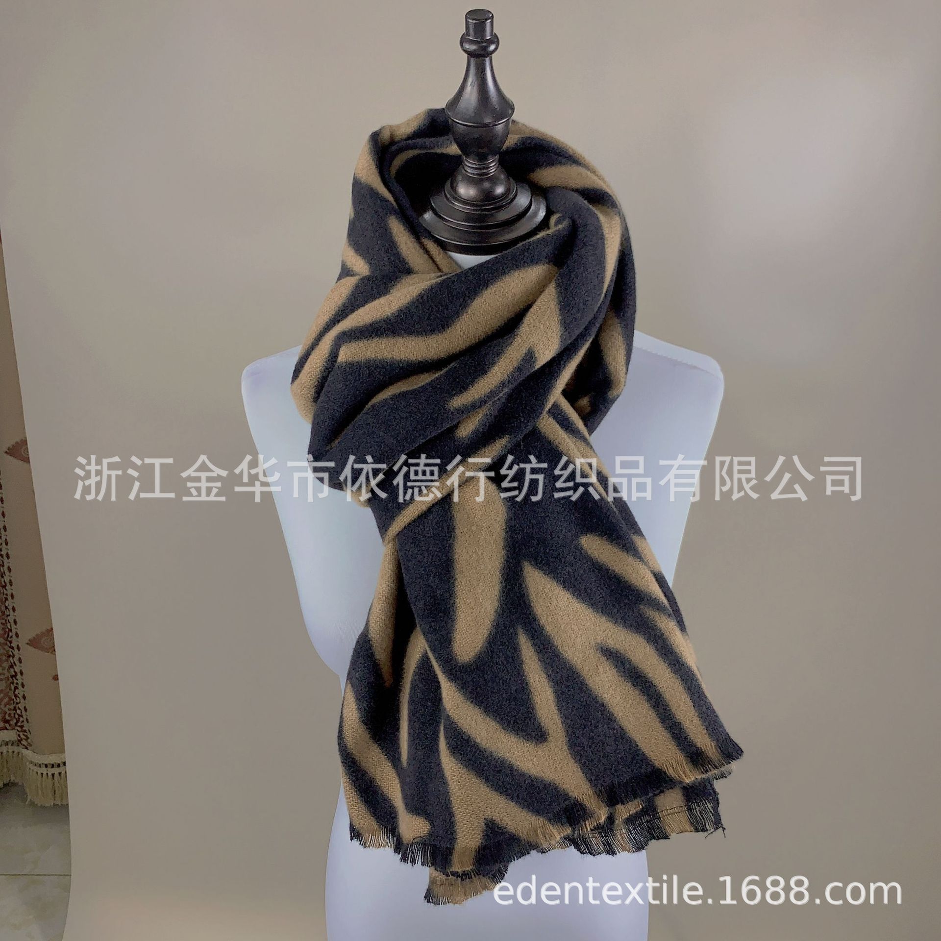 A zebra-patterned short beard scarf is a perfect match for women in autumn and winter. It features a thick, warm and trendy Korean-style faux cashmere scarf in a solid color pic 6