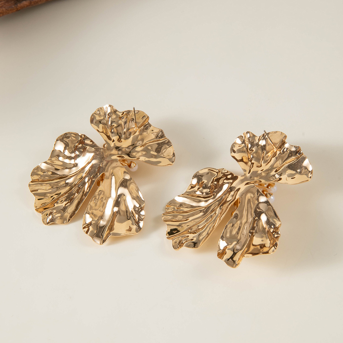 欧美跨境时尚几何设计感褶皱花朵耳环 小众镶珍珠高级感耳环耳饰详情15