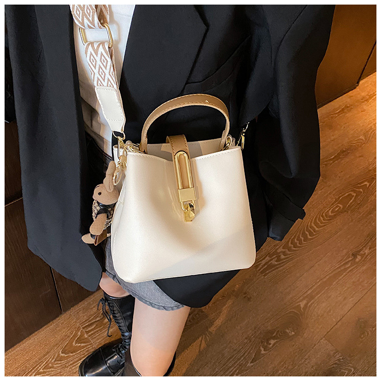 高级感大容量水桶包女2024新款潮韩系百搭宽肩带单肩包洋气斜挎包详情28