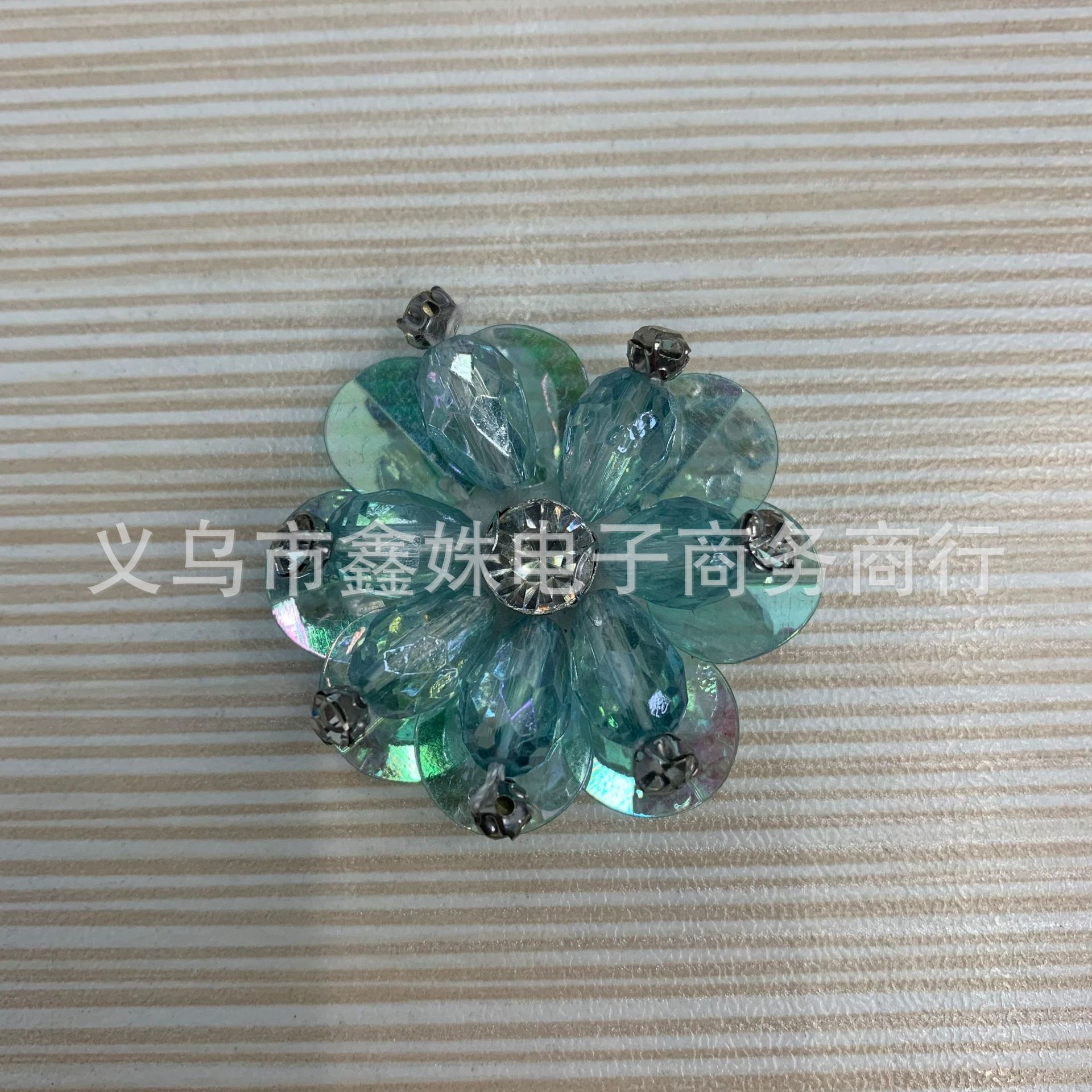 Камелия из гирлянды, гвозди с бусами, аксессуары DIY pic 8