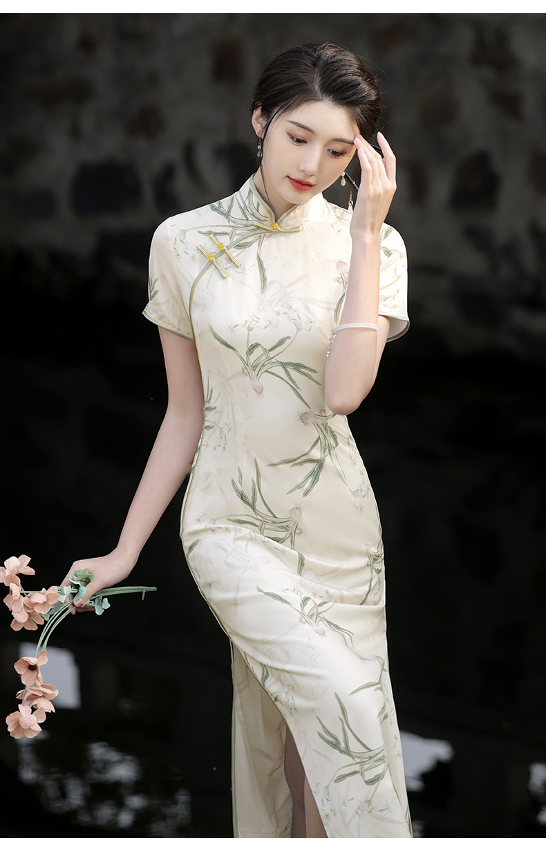 A new short-sleeved mid-length dress with a new Chinese style, a slimming and form-fitting look, and an improved printed cheongsam pic 5