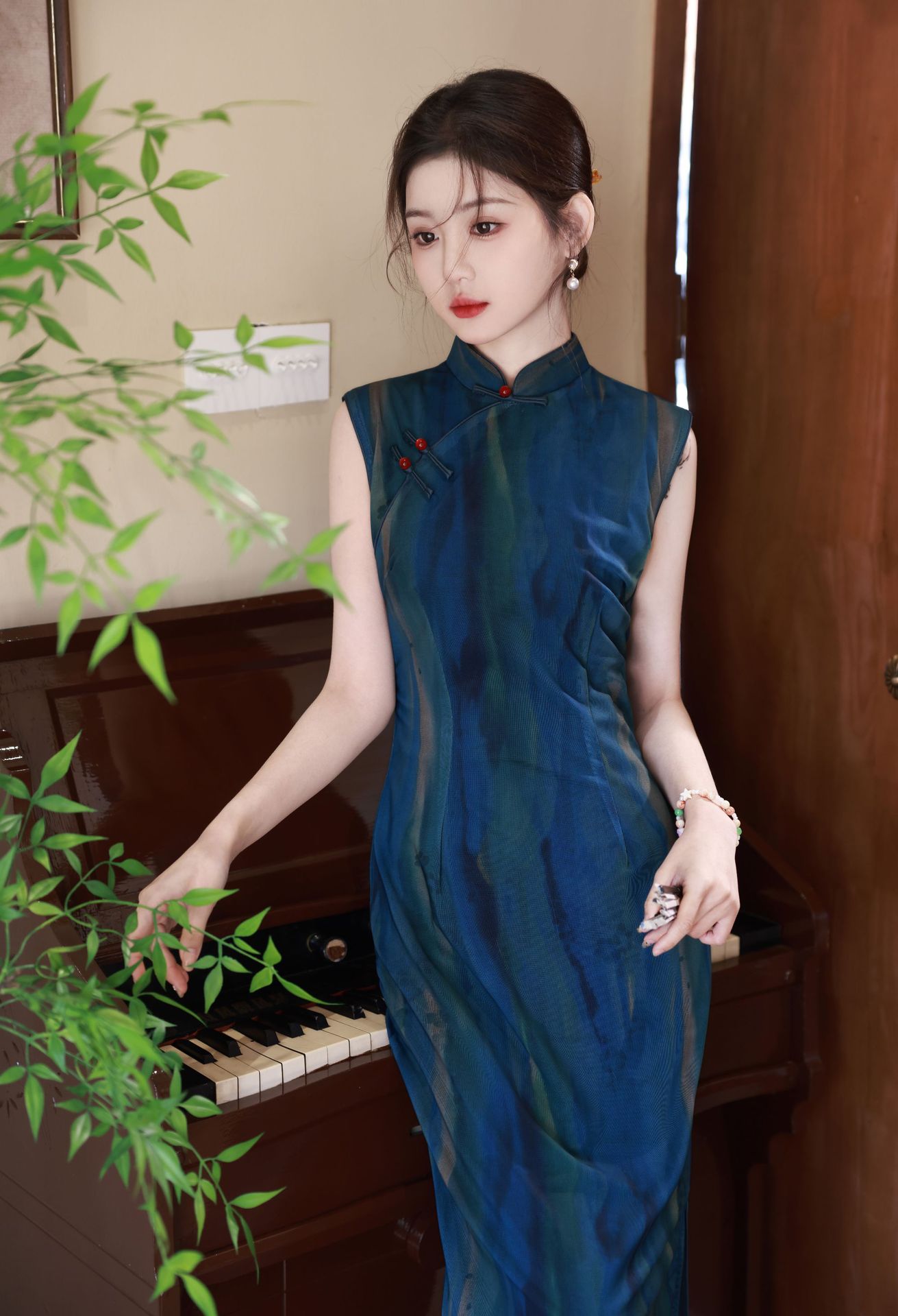 The Spring/Summer 2025 cheongsam is a long stretch mesh cheongsam that is slimming and form-fitting. It is a retro Hong Kong-style sleeveless cheongsam with a national trend pic 12