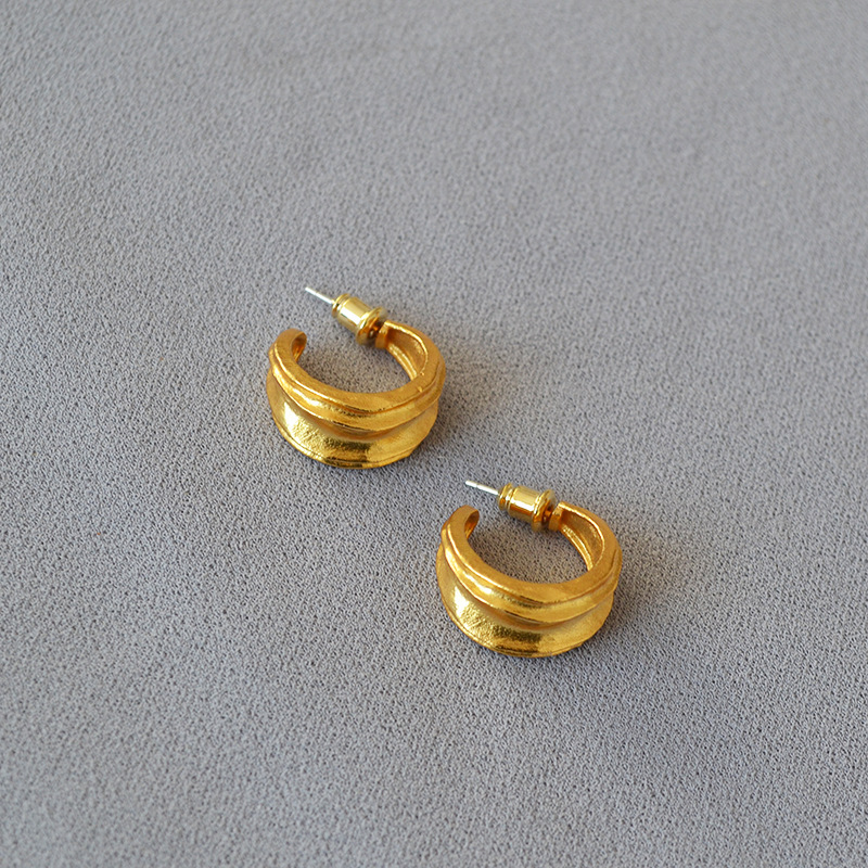 法式小众复古黄铜镀金手工感不规则砂岩颗粒面925银针C字耳钉耳饰详情2