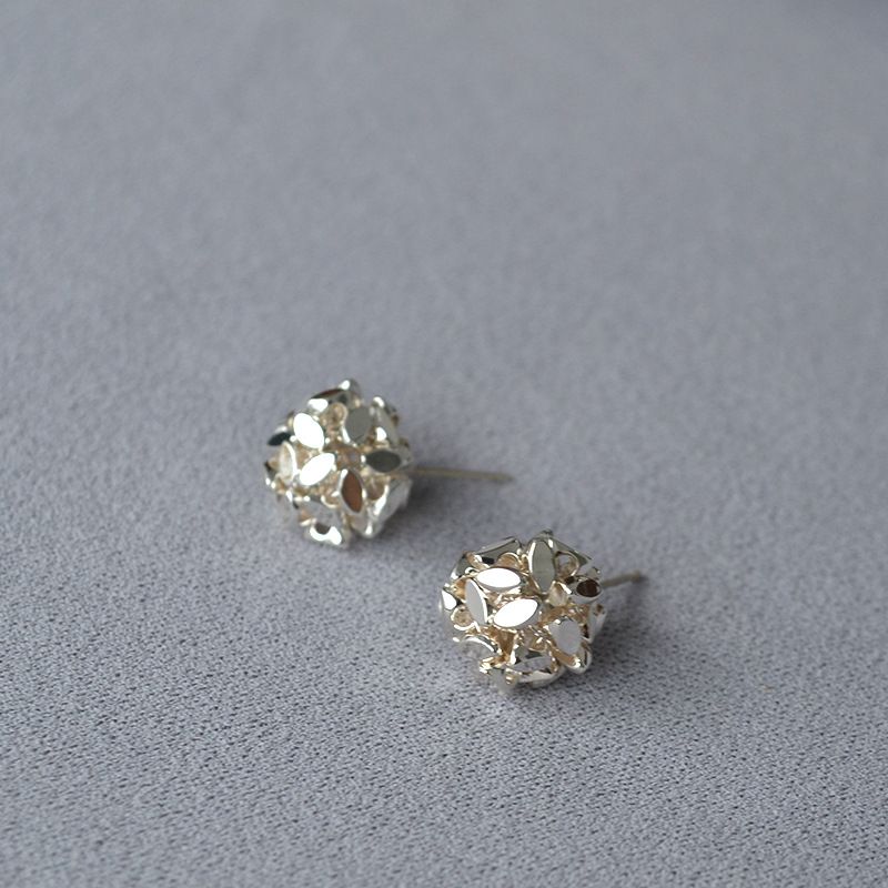 墙裂推荐小众ins风多切面闪亮银色镂空花球日常简约气质耳钉耳饰详情4