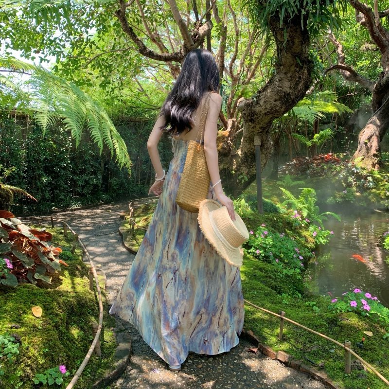 油画温柔飘逸灵动感碎花吊带连衣裙法式复古打揽露背海边度假长裙详情17