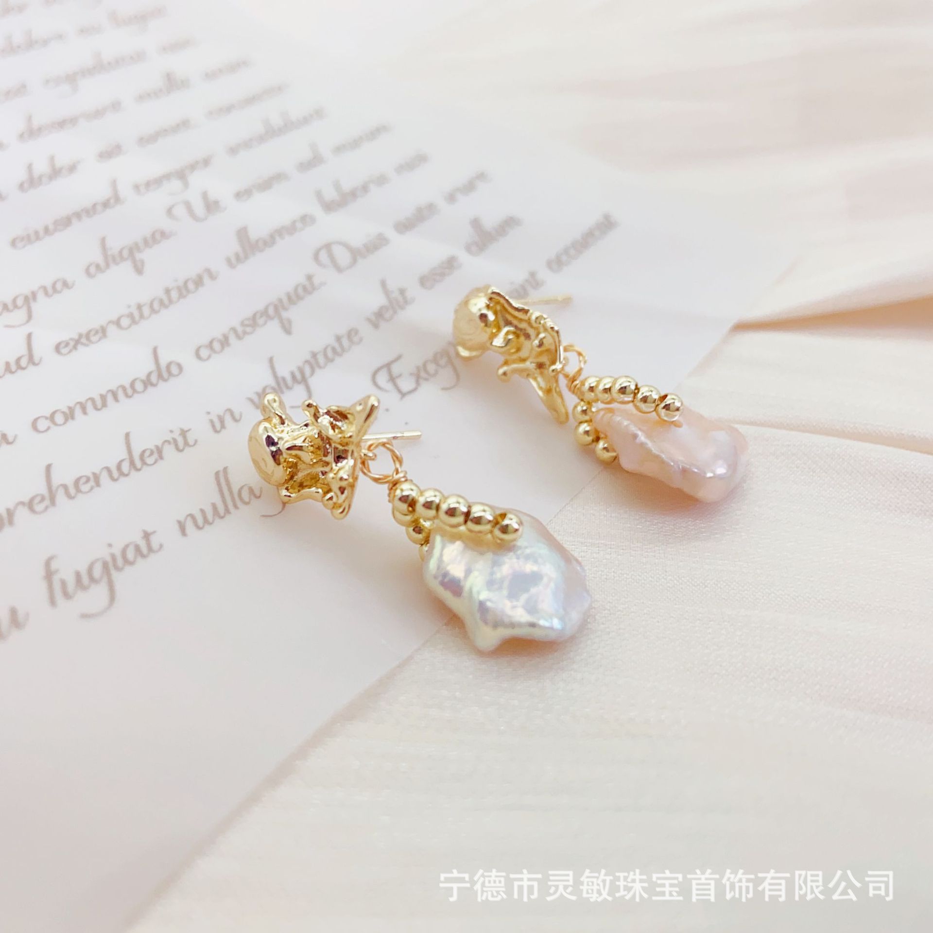 暮霞与巴洛克珍珠耳钉新款秋冬女高级感耳钉气质精致跨境详情4