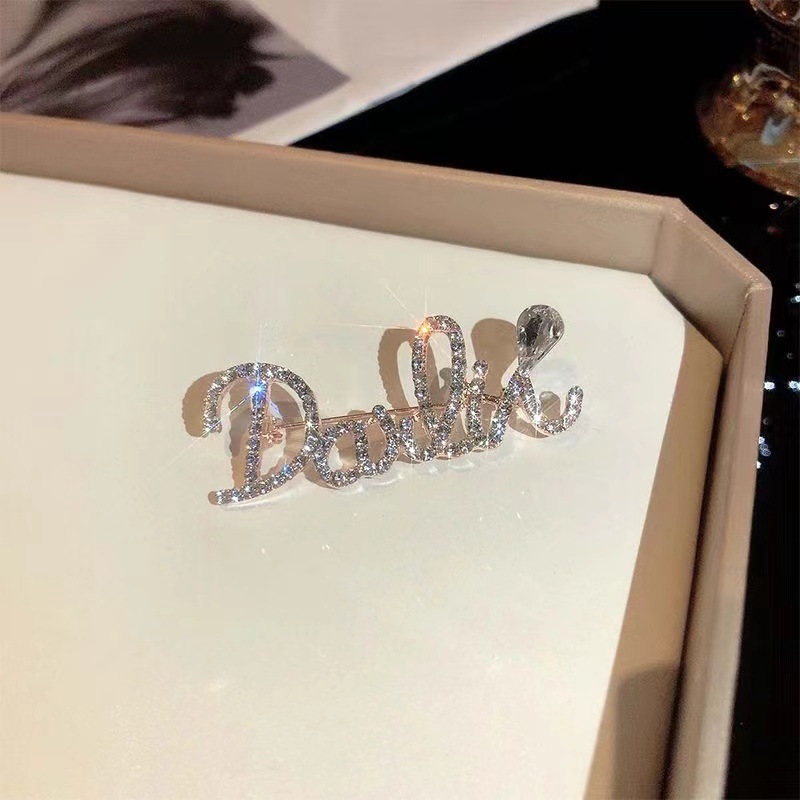 高档气质闪钻英文字母胸针女精致防走光网红胸花ins百搭衣服配饰详情8