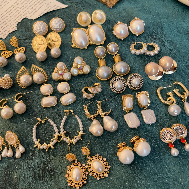 Silver needle retro court style heart-shaped figure pearl earrings, French light luxury stud earrings, female Internet celebrity style earrings wholesale pic 1