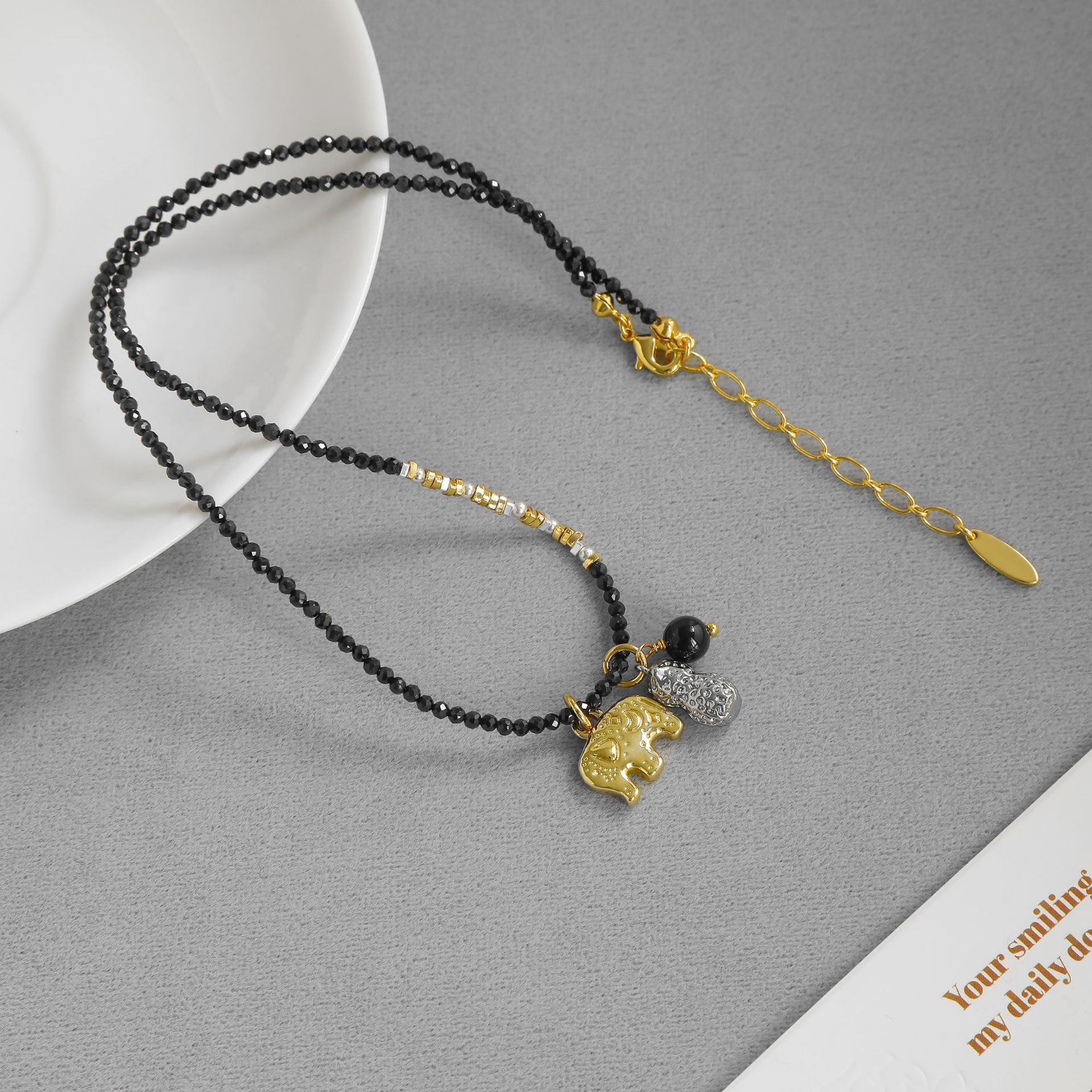 LAZY家好事花生小象项链 气质百搭精致感黑玛瑙串珠小象锁骨链详情6
