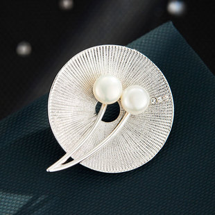 复古高级感金色拉丝珍珠花朵胸针优雅不过时淡水珍珠胸花新款别针详情6