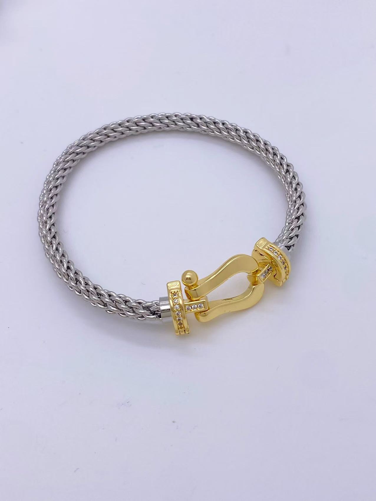 This 18K gold couple bracelet features a versatile horseshoe buckle and diamond inlay, exuding a sense of high-end European and American fashion pic 7