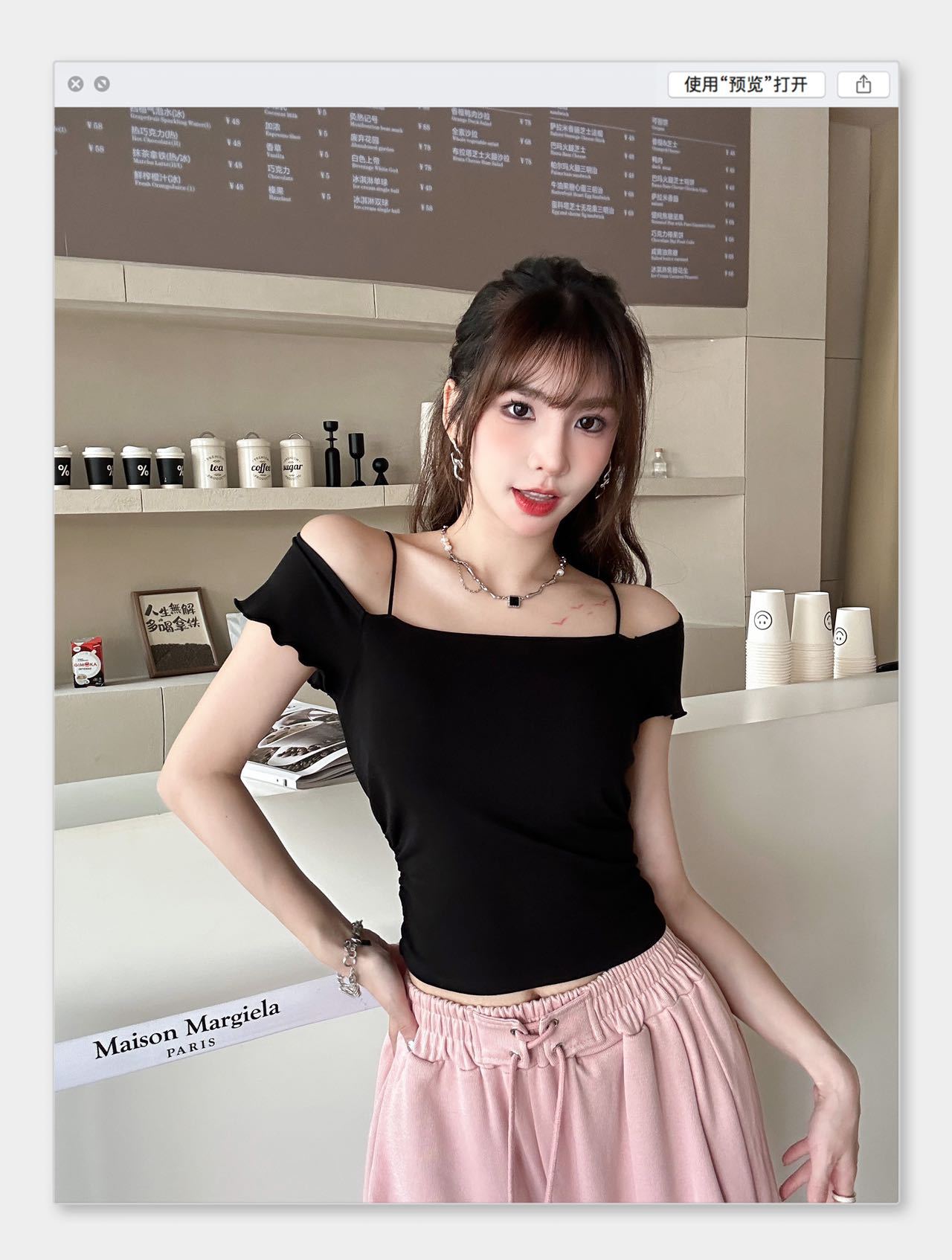 A hot girl with a high level of appearance looks petite. She wears a flying sleeved vest, a modal pure cotton crop top, and a bra with a chest pad on top pic 19