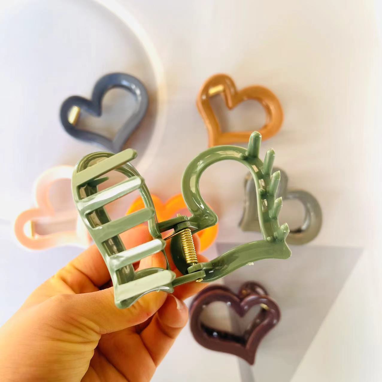 【1-12 Zones 】7002 Heart-shaped Hairpin 12/ Pack 1800/ box Cute Girl Hairpin Stylish Heart-shaped Hair clip at the back of the head Shark Clip Korean Style Instagram Simple Hair Clip Headwear pic 4