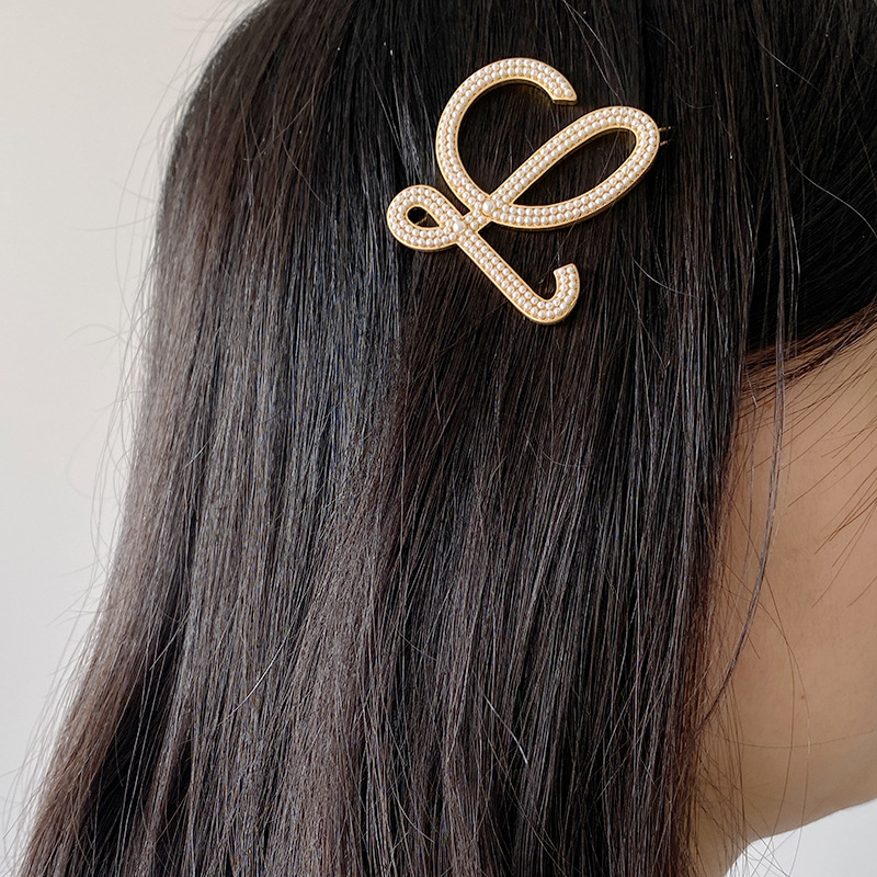 罗家小众设计字母发夹几何镂空新款高级感镀金高档镶嵌珍珠发饰女详情5