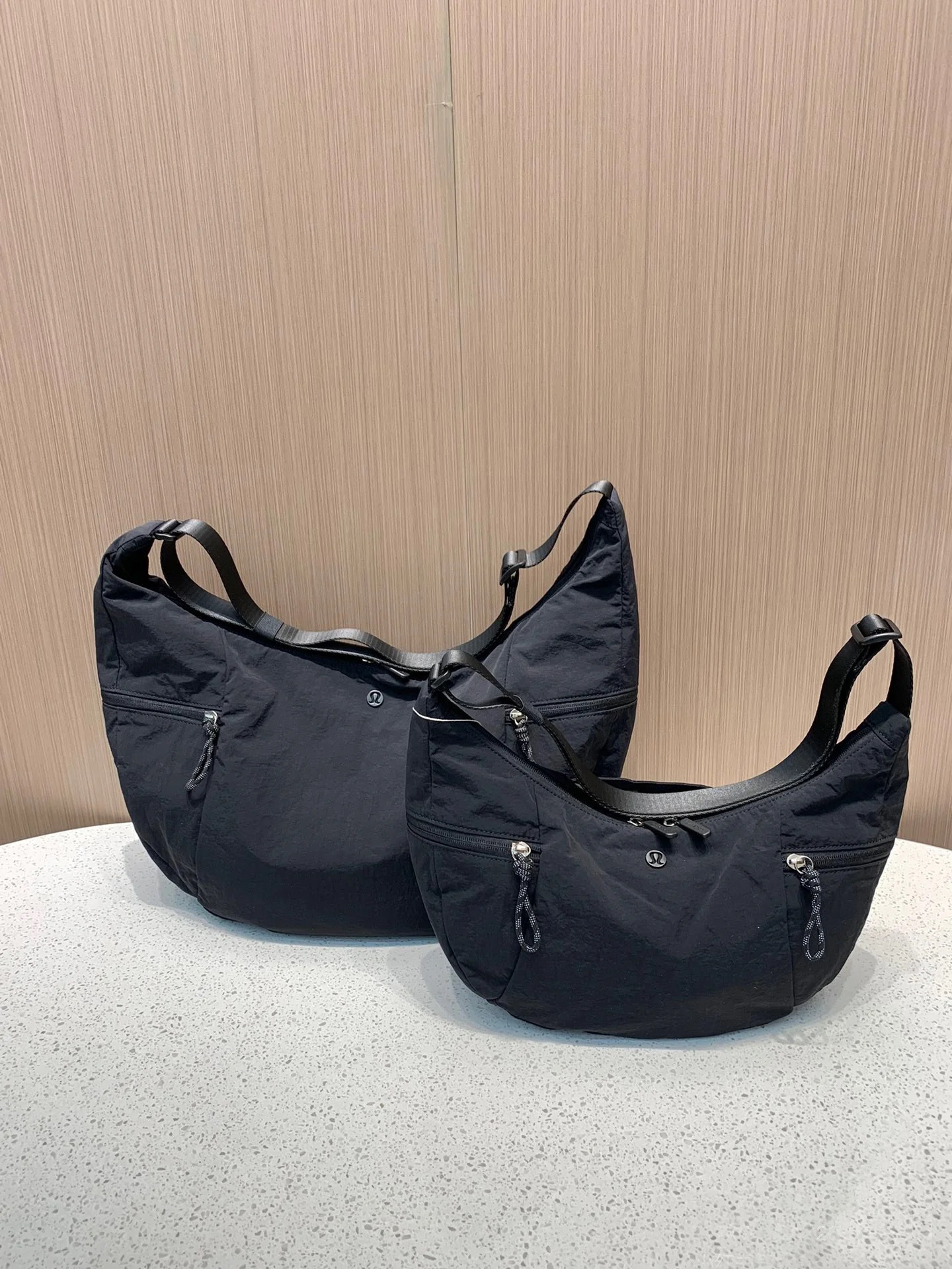 lululemon包大容量休闲百搭13L牛角包月牙包小众女士单肩斜挎包详情28