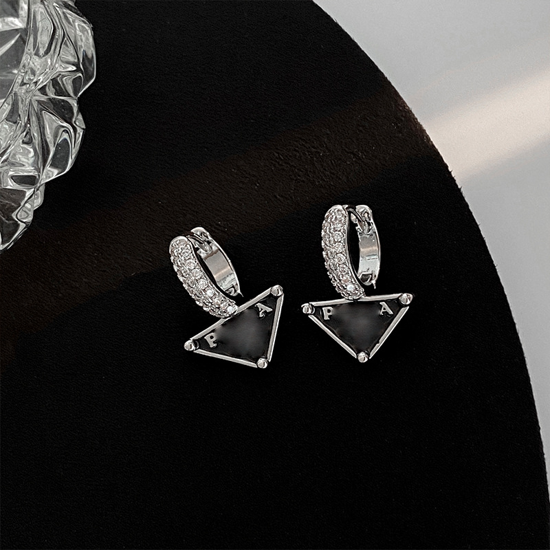 新款时尚耳环高级设计微镶简约通勤字母画油耳扣三角潮搭百搭经典详情5