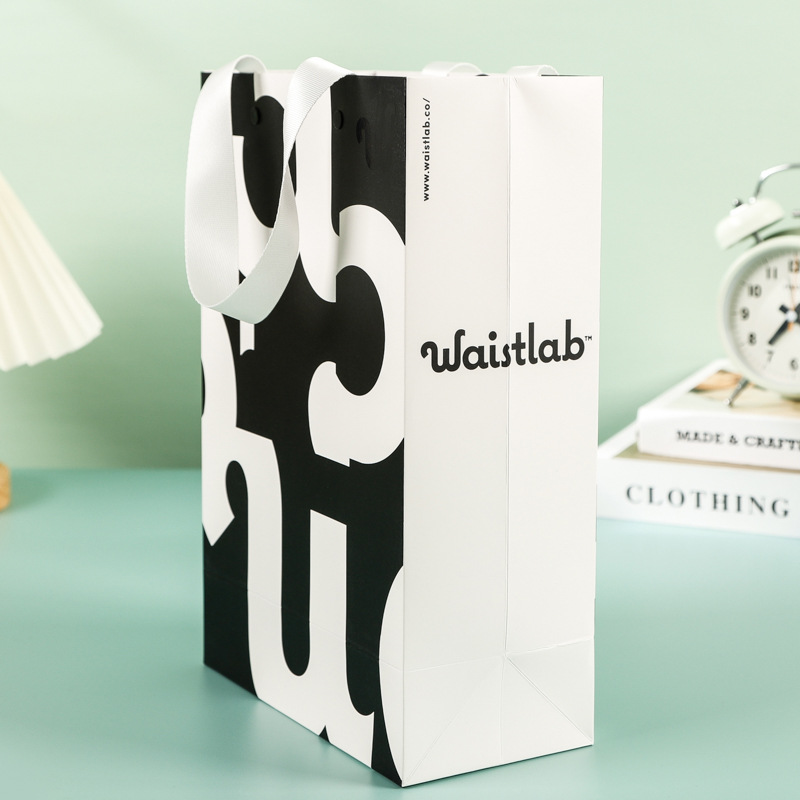 Hand-held paper bags are available for wholesale, including gift shopping bags, clothing bags, gift bags, cosmetics and jewelry bags. Logos can be printed pic 10