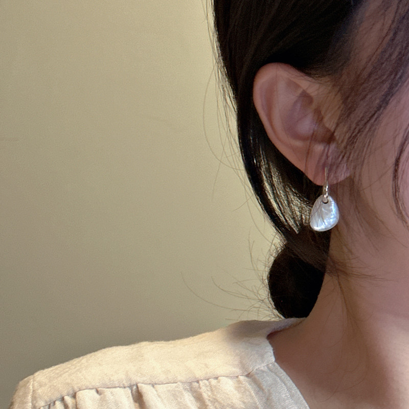 S925 sterling silver Korean version, niche design sense, irregular-shaped white shell earrings, Korean fashion, INS style texture earrings pic 4