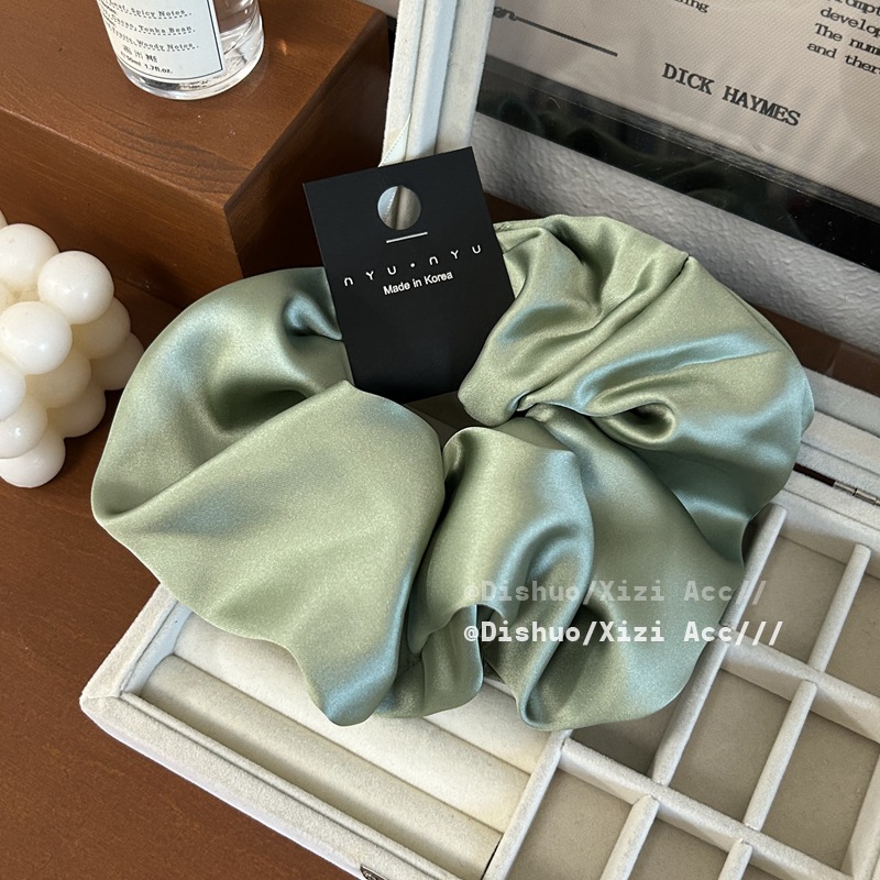High-quality, retro large intestine hair band with a large 18cm diameter satin finish, exuding a fashionable and high-end vibe. Large intestine hair band headband pic 13