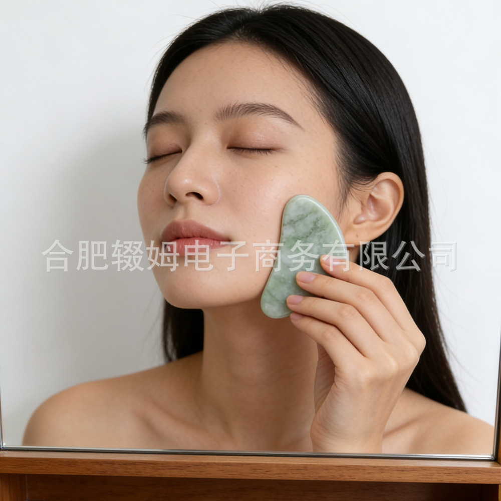 天然岫玉甲翠绿玉石刮痧板按摩器心形板五齿梳全身经络按摩美容详情11