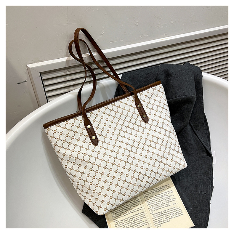 A simple and fashionable large-capacity bag for women in 2025, a trendy six-year tote bag for women, a large-capacity single-shoulder bag for commuting pic 18