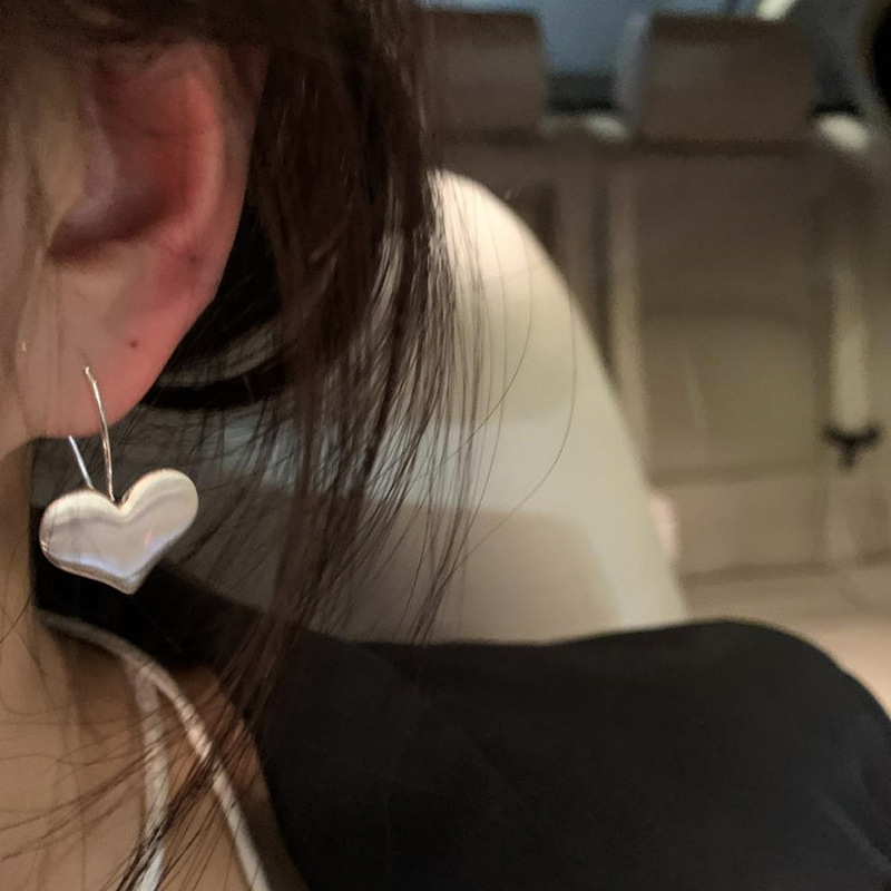 简约拉丝哑光爱心耳钉女2024新款爆款潮小众设计高级感冷淡风耳饰详情1