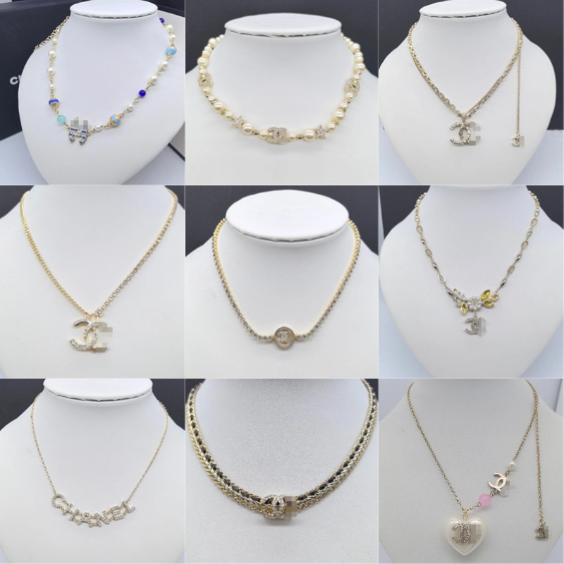 Real photo of the classic necklace of Xiangjia for girls in the high school version, featuring a light luxury color letter-set diamond fashion jewelry, double C small Xiangjia style V gold pic 4