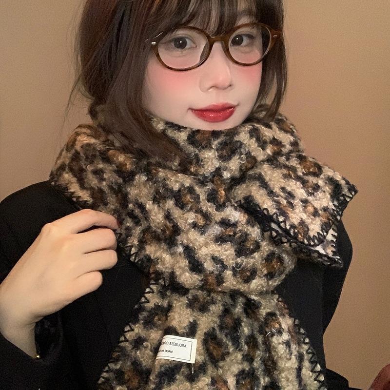 2025 Retro Hot Girl Leopard Print Scarf, thick and warm autumn and winter shawl, versatile and fashionable scarf clothing accessory pic 4