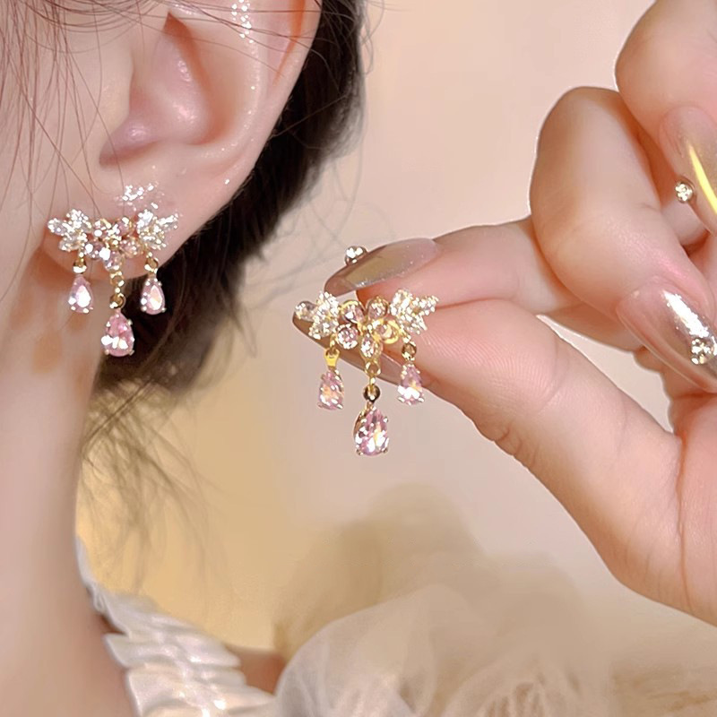 Spring/Summer 2025 fresh and elegant flower earrings for women, a light luxury and high-end look, pearl stud earrings, super fairy-like, versatile and elegant earrings pic 41