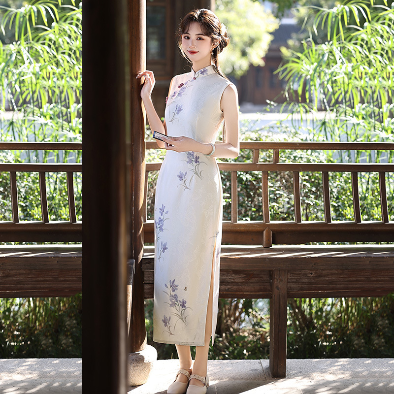 The new 2026 version of the classic white sleeveless Chinese-style long cheongsam with a traditional Chinese style has been improved for young people. It exudes a sense of high-end women and is retro for summer pic 7