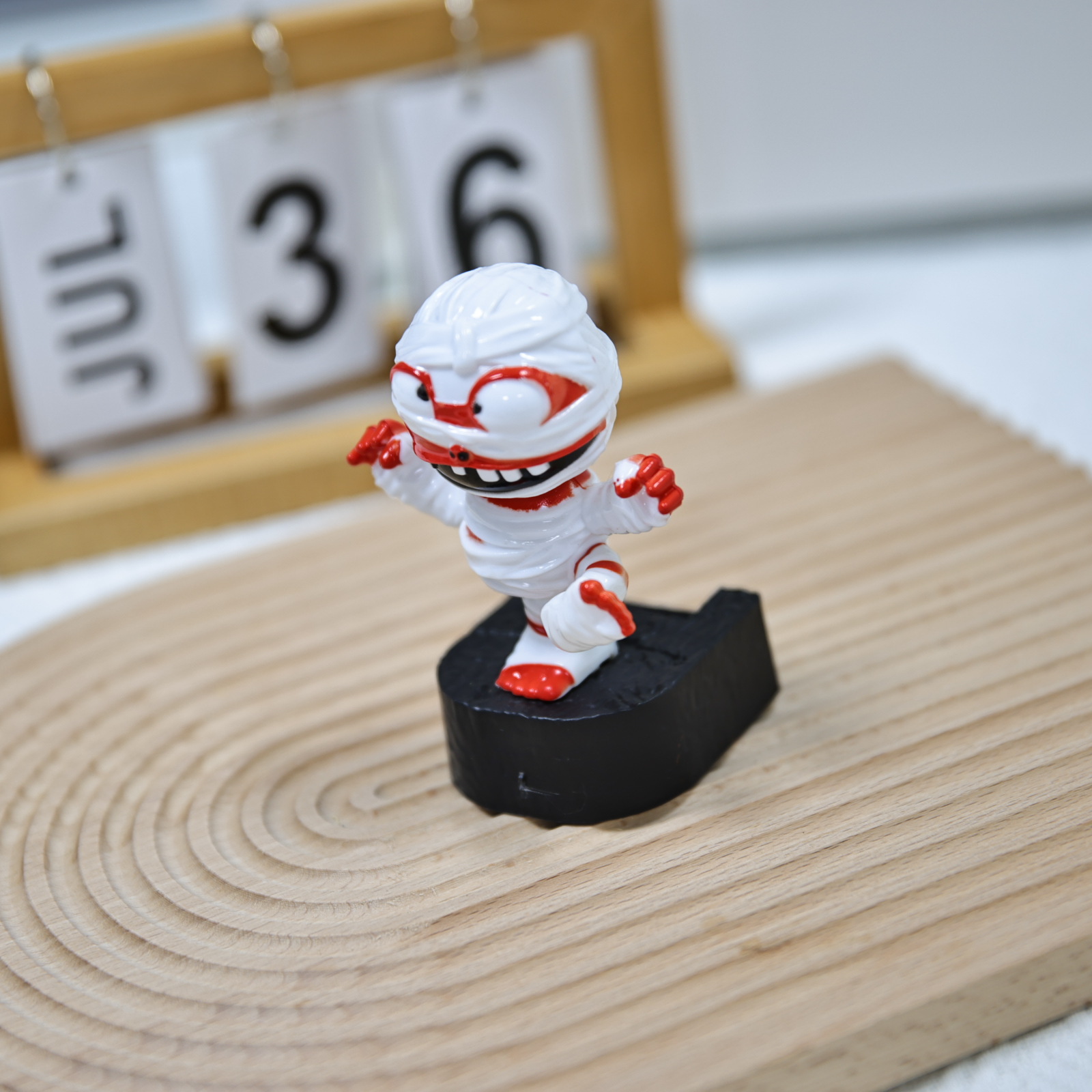 Cross-border new Halloween gift: Vehicle-mounted skeleton mummy figure-piece, solar-powered automatic swing, factory direct sales pic 4