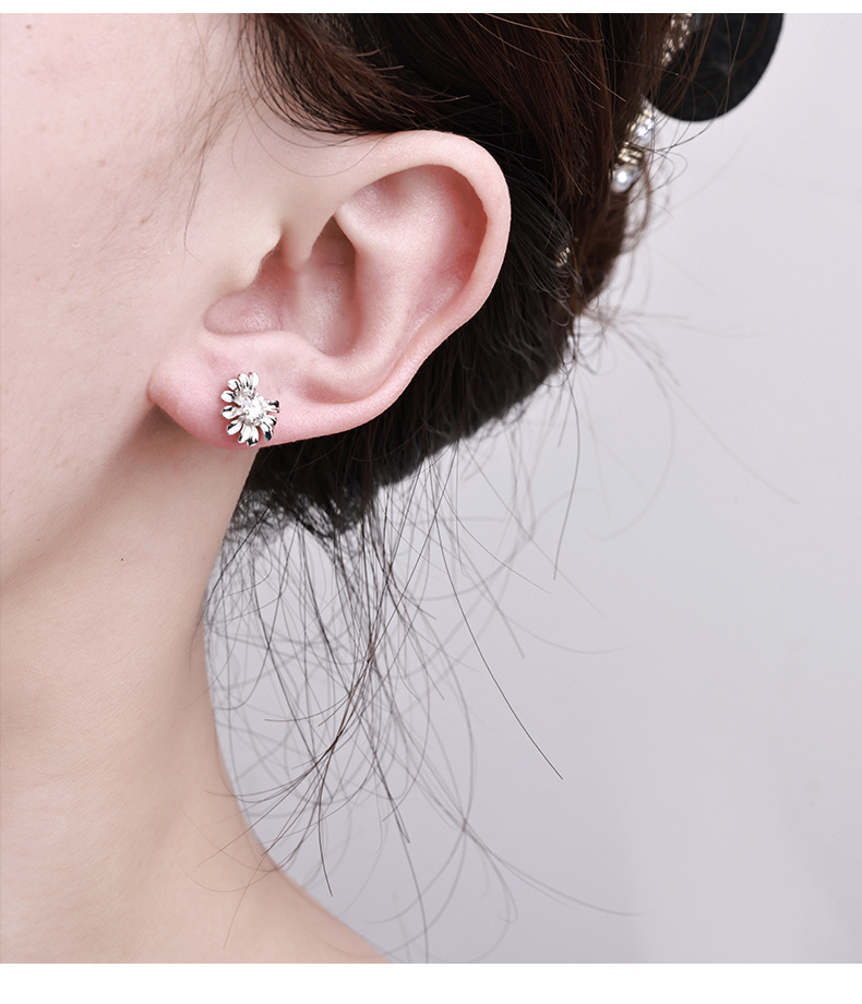 Zhuoheng carefully selects flower-shaped pearl stud earrings, earrings and ear sticks. These are simple and elegant, fashionable and versatile earrings for girls pic 4