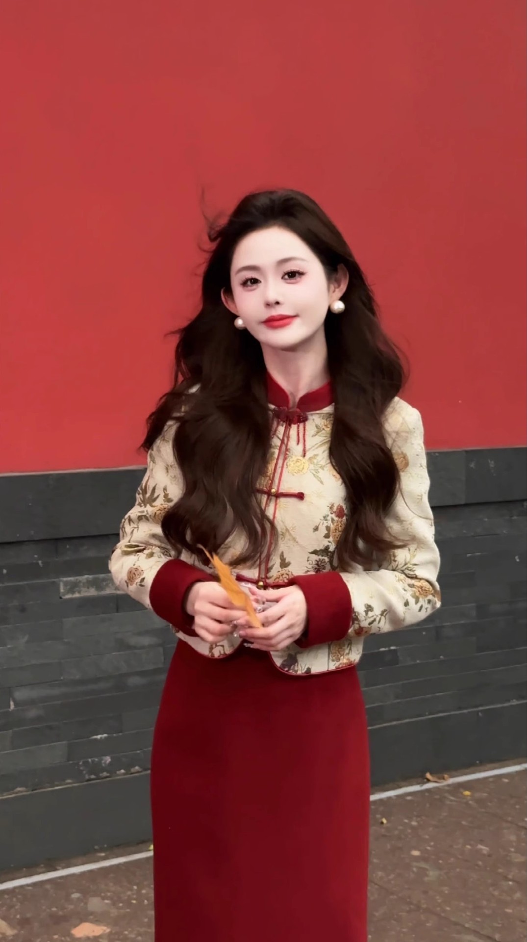 New Chinese-style retro and festive red cheongsam dress set for women in autumn and winter, with Chinese embroidery and cotton lining, Tang suit coat, half skirt, Chinese trend pic 3